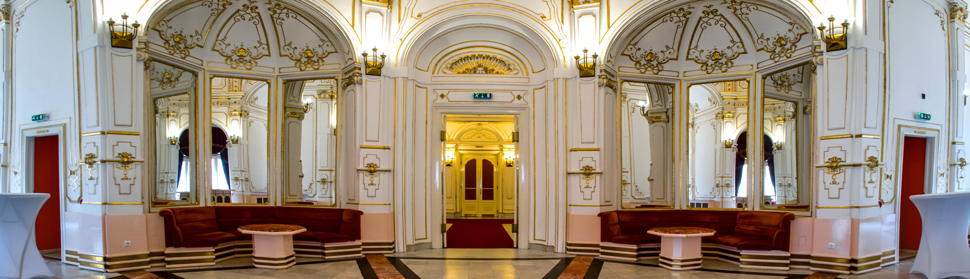 A Pécsi Nemzeti Színház belső képe az üvegezett folyosót mutatva