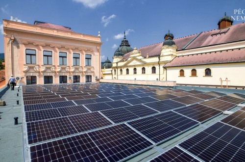 Egy vidéki Nemzeti Színház, ahol napelemrendszer létesül! című galéria kiemelt képe