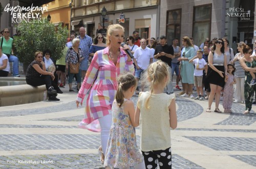 Gyermeknapi Erkélykoncert című galéria kiemelt képe