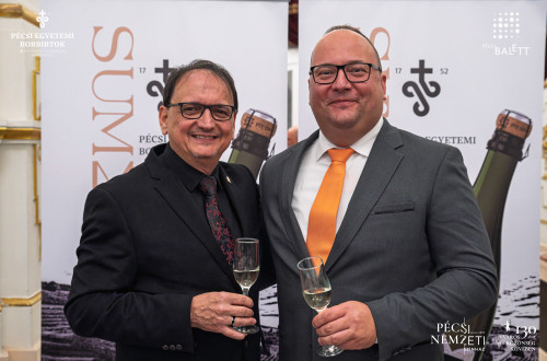 Új pécsi pezsgővel koccintott a város a Pécsi Nemzeti Színházban #30