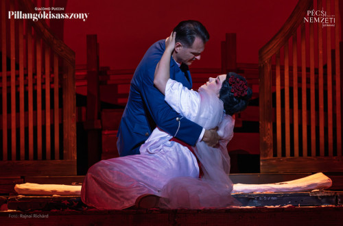 Cso-Cso-Szán: FERENCZY Orsolya, Pinkerton: BONCSÉR Gergyely, Sharpless: BOGNÁR Szabolcs, Suzuki: HUNYADI Donatella #108