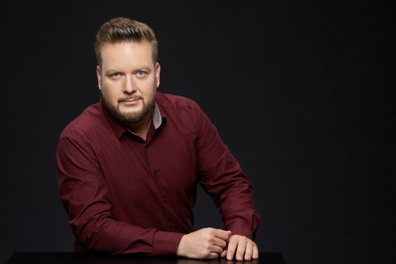 Komoly szerepekben is megállja helyét a pécsi bohém bariton című hír kiemelt képe