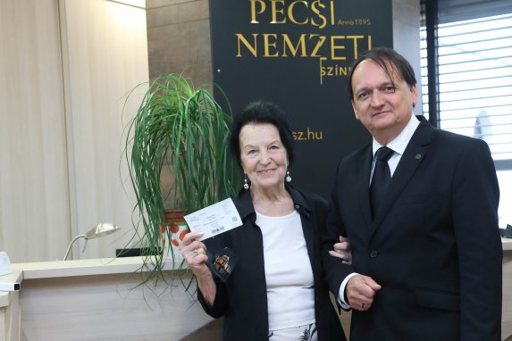 Színházbérletet ajándékozott Lipics Zsolt című hír kiemelt képe