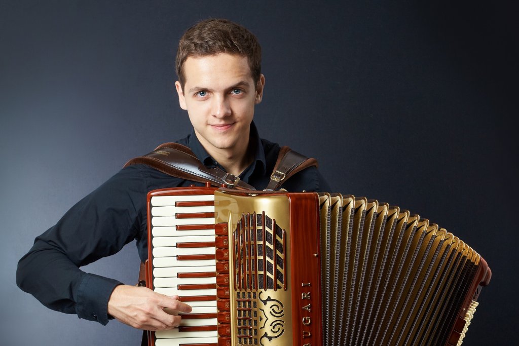 Színházi harmonikaszó című hír kiemelt képe