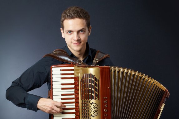 Színházi harmonikaszó című hír kiemelt képe