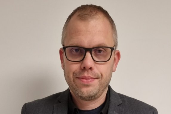 Tóth Zoltán drámapedagógus kollégánk díja című hír kiemelt képe