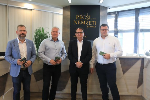 Pécs Város első embere is ott lesz a premiereken című hír kiemelt képe