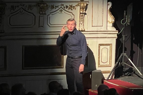 Vörös Zsolt jelnyelvi tolmácsolása című hír kiemelt képe