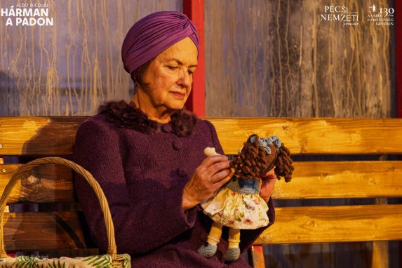 Elmaradnak a Hárman a padon februári és márciusi előadásai című hír illusztrációs képe