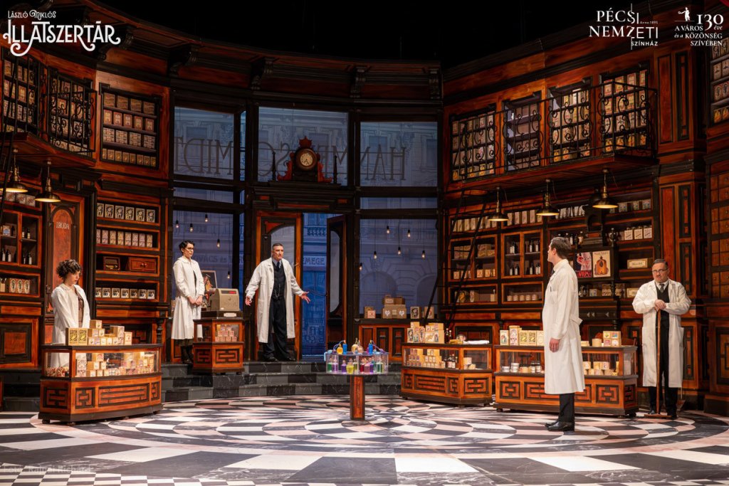 Szerelem a pult mögött - Valentin-napi premier a Pécsi Nemzeti Színház színpadán. című hír kiemelt képe