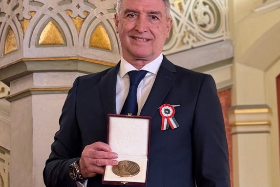 Laklóth Aladár Jászai Mari-díjat kapott című hír illusztrációs képe