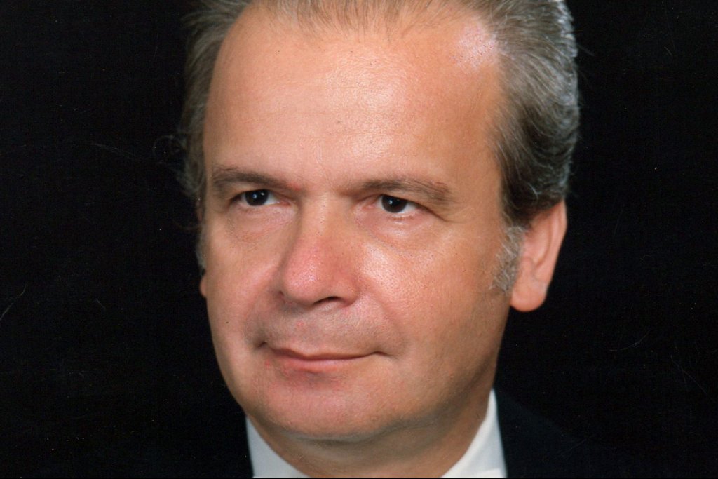 Elhunyt Dr. Károly Róbert című hír kiemelt képe