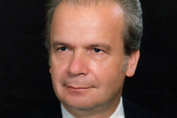 Elhunyt Dr. Károly Róbert című hír illusztrációs képe