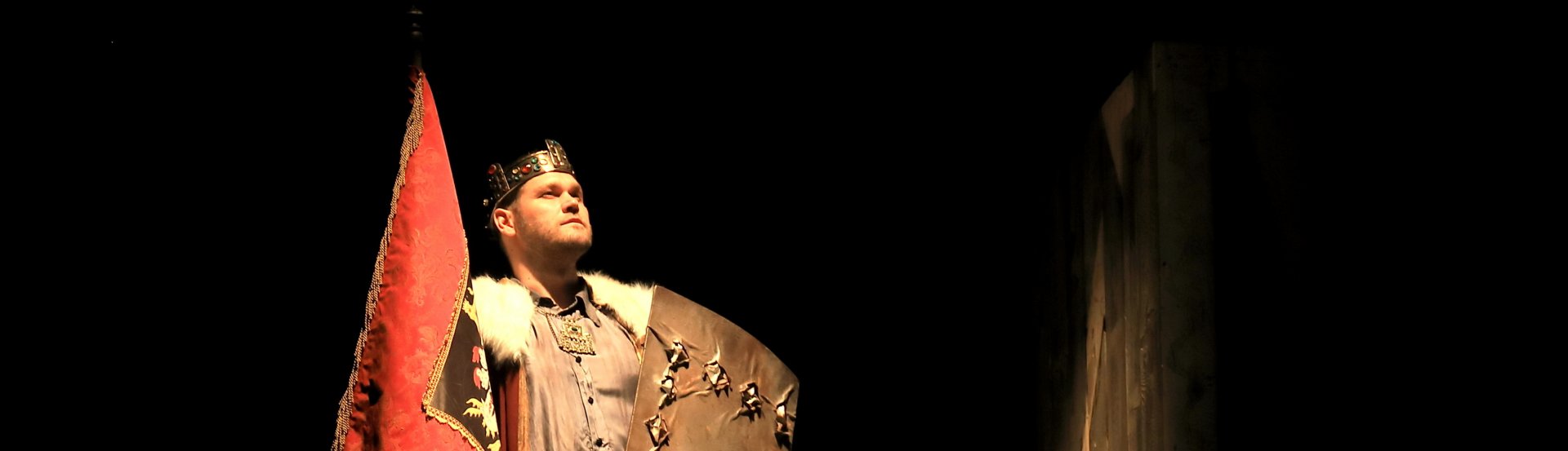 László király visszatér! című előadás kiemelt képe a Pécsi Nemzeti Színházból