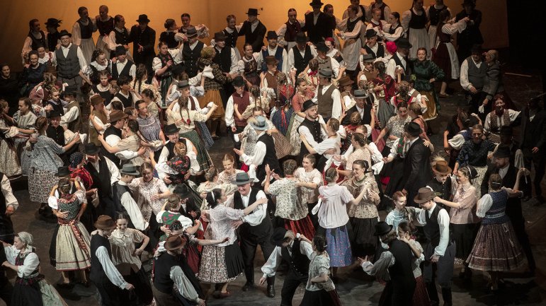 ÉLETREVALÓK, BABÁS-SZERKÖVEK illusztrációs képe