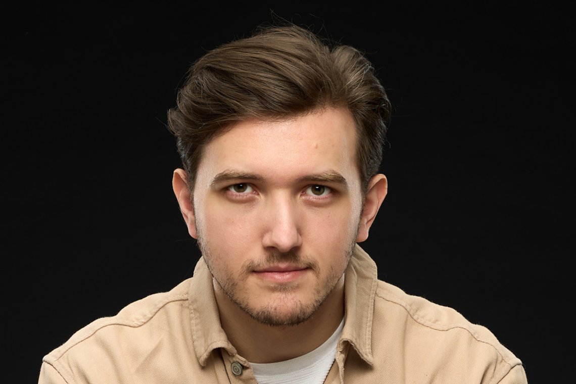 Juhász Bence portréja a Pécsi Nemzeti Színház tagjáról