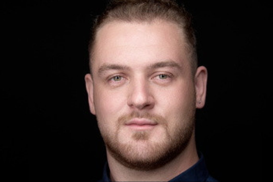 Gábor Róbert András portréja a Pécsi Nemzeti Színház tagjáról