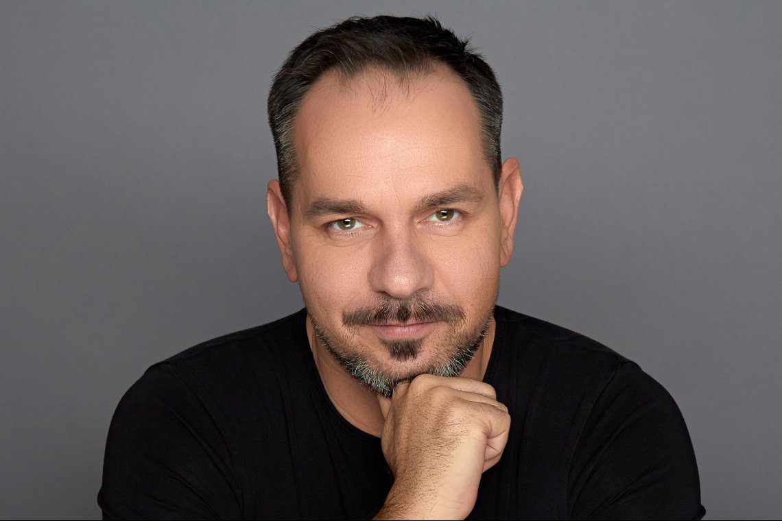 Vincze Balázs portréja a Pécsi Nemzeti Színház tagjáról