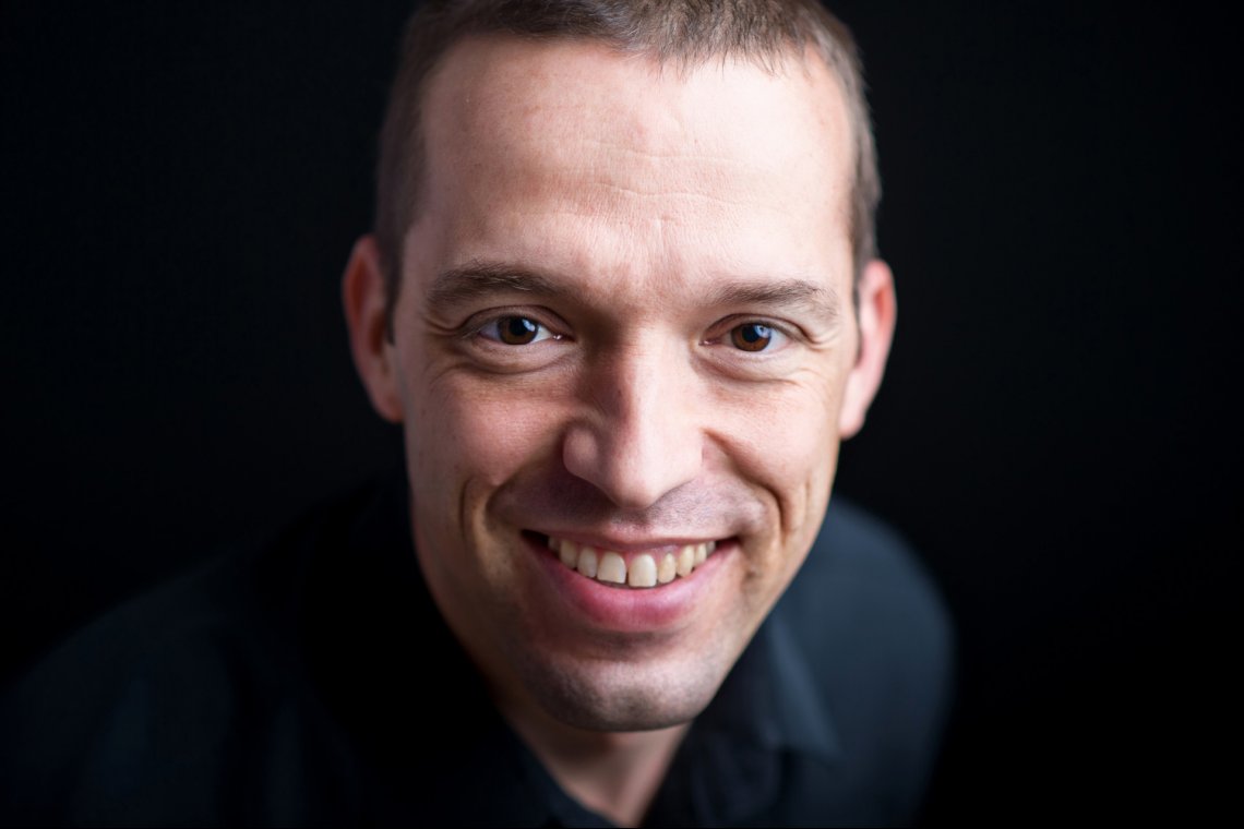 Laczkó Ákos portréja a Pécsi Nemzeti Színház tagjáról
